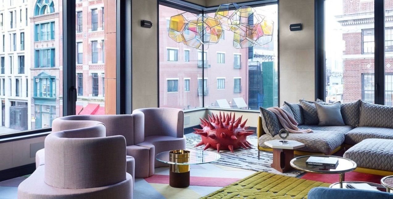 Χρώμα, ενέργεια και πολλές δόσεις σύγχρονης τέχνης σε ένα διαμέρισμα στο Soho