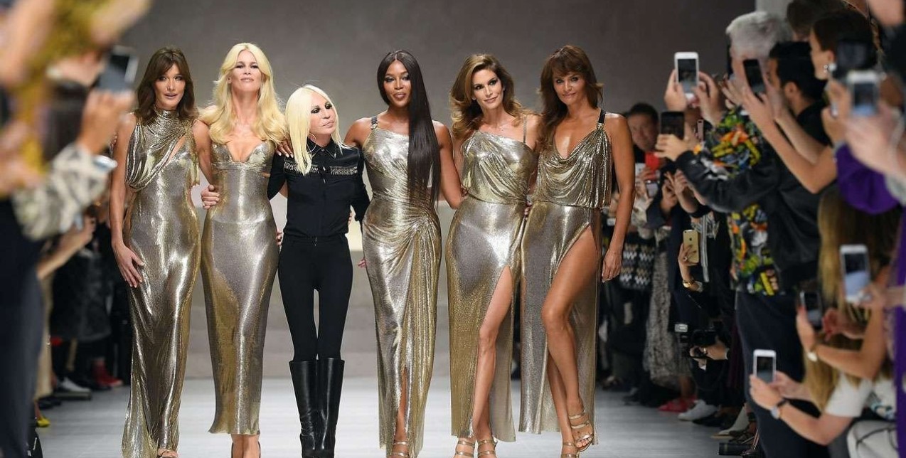 Donatella Versace: Απόψεις περί ζωής και μόδας από τη γυναίκα που τα βίωσε όλα