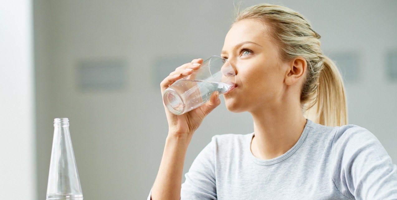  5 σημάδια που δείχνουν ότι δεν καταναλώνετε αρκετό νερό