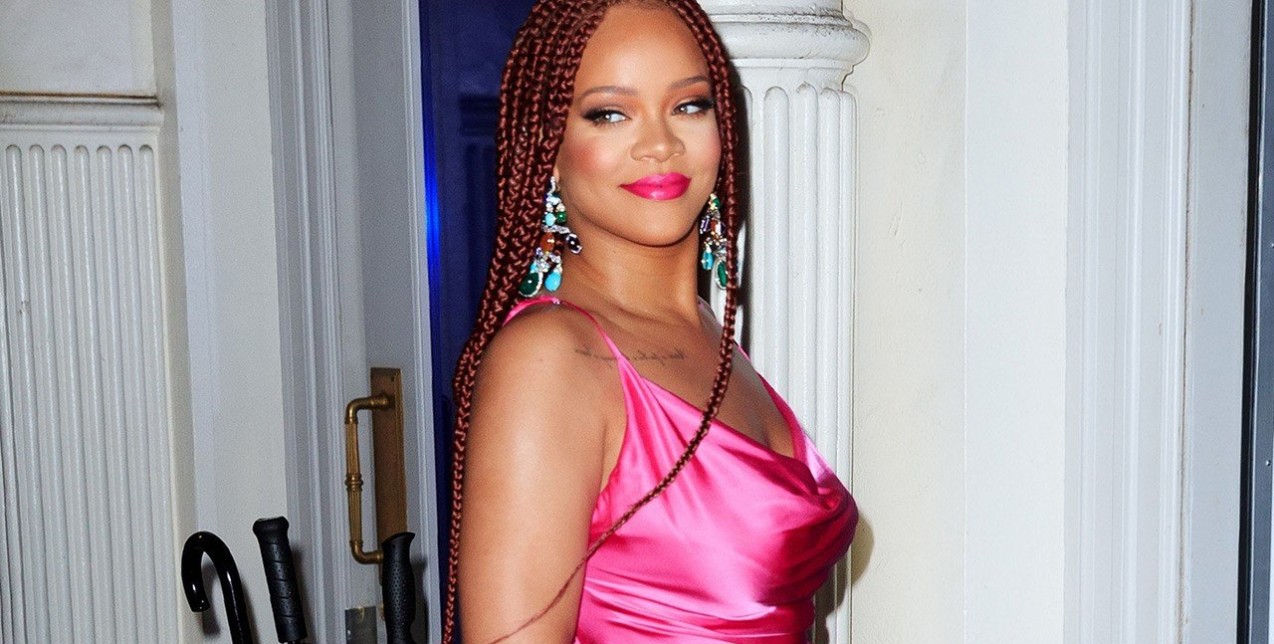 Αντιγράψτε την εκρηκτική φούξια εμφάνιση της Rihanna 