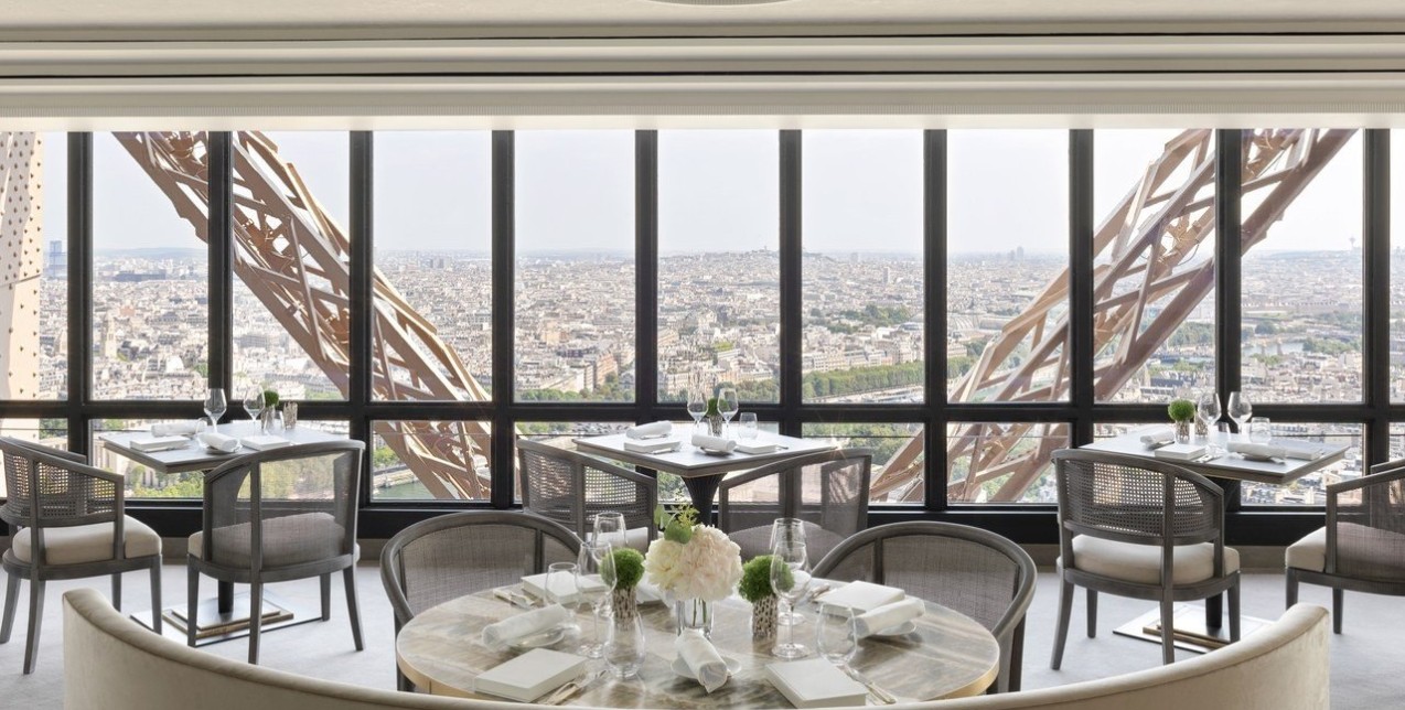 Δείπνο στον Πύργο του Άιφελ: Δείτε το ανακαινισμένο Jules Verne restaurant