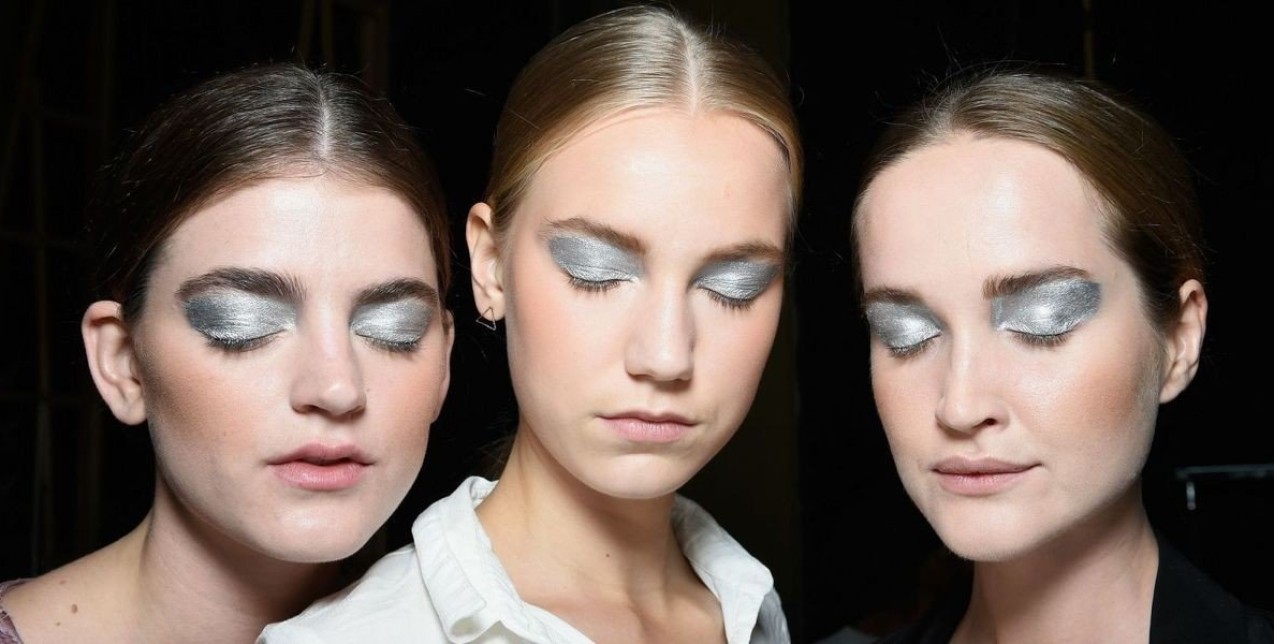 Πώς να εφαρμόσετε σωστά τις σκιές σας σύμφωνα με τους επαγγελματίες makeup artists