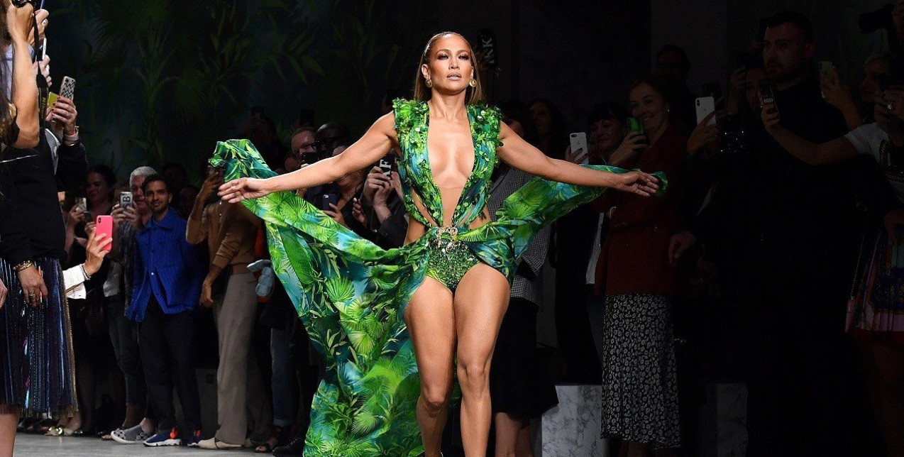 Jennifer Lopez: Εκθαμβωτική στο show του Versace με το θρυλικό jungle dress