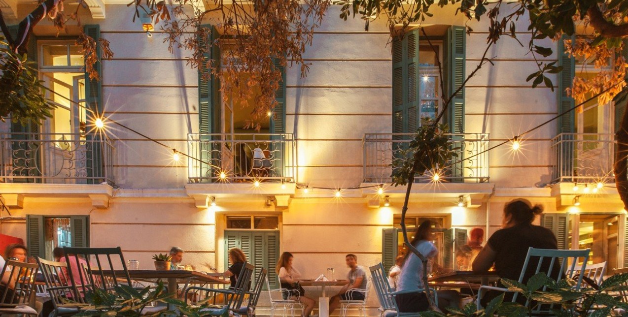 Υπέροχο dinner και δροσερά cocktails σε μια από τις ωραιότερες αυλές της Θεσσαλονίκης
