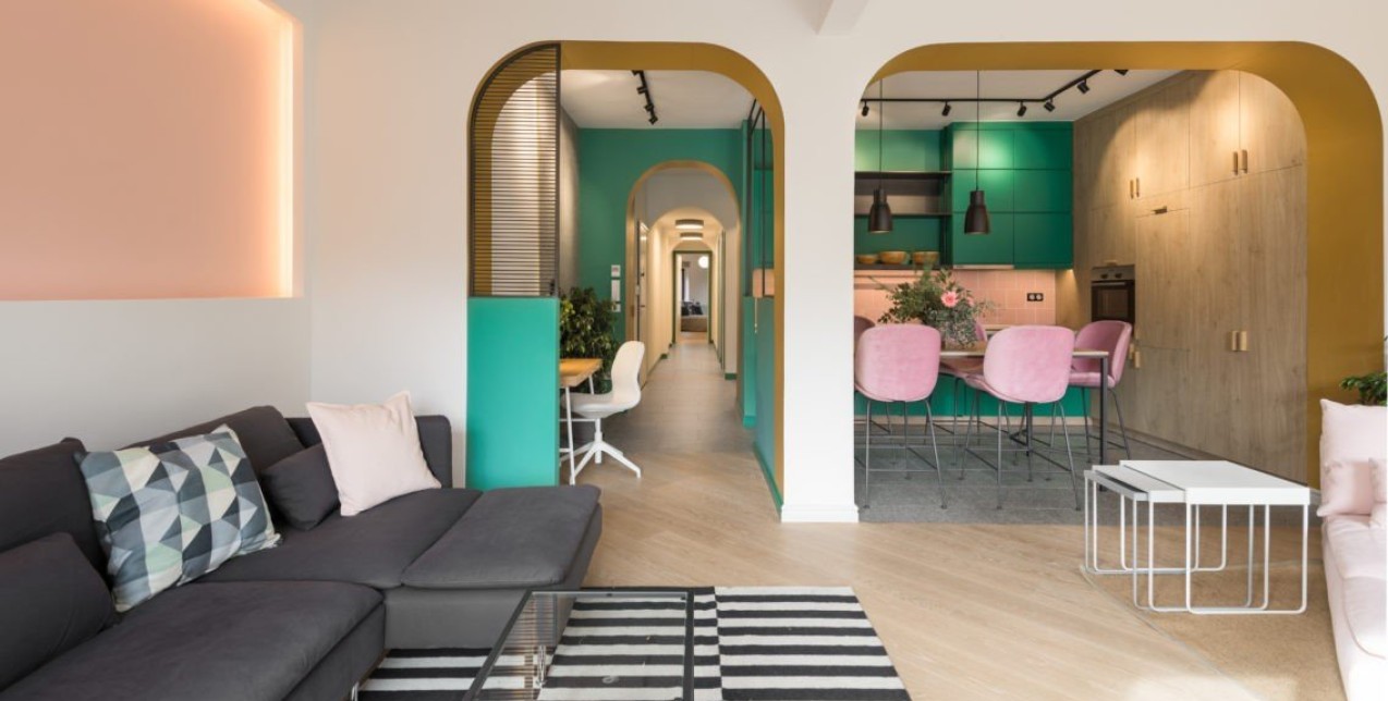 Ένα πολύχρωμο διαμέρισμα στο κέντρο της Θεσσαλονίκης που υμνεί το σύγχρονο interior design 