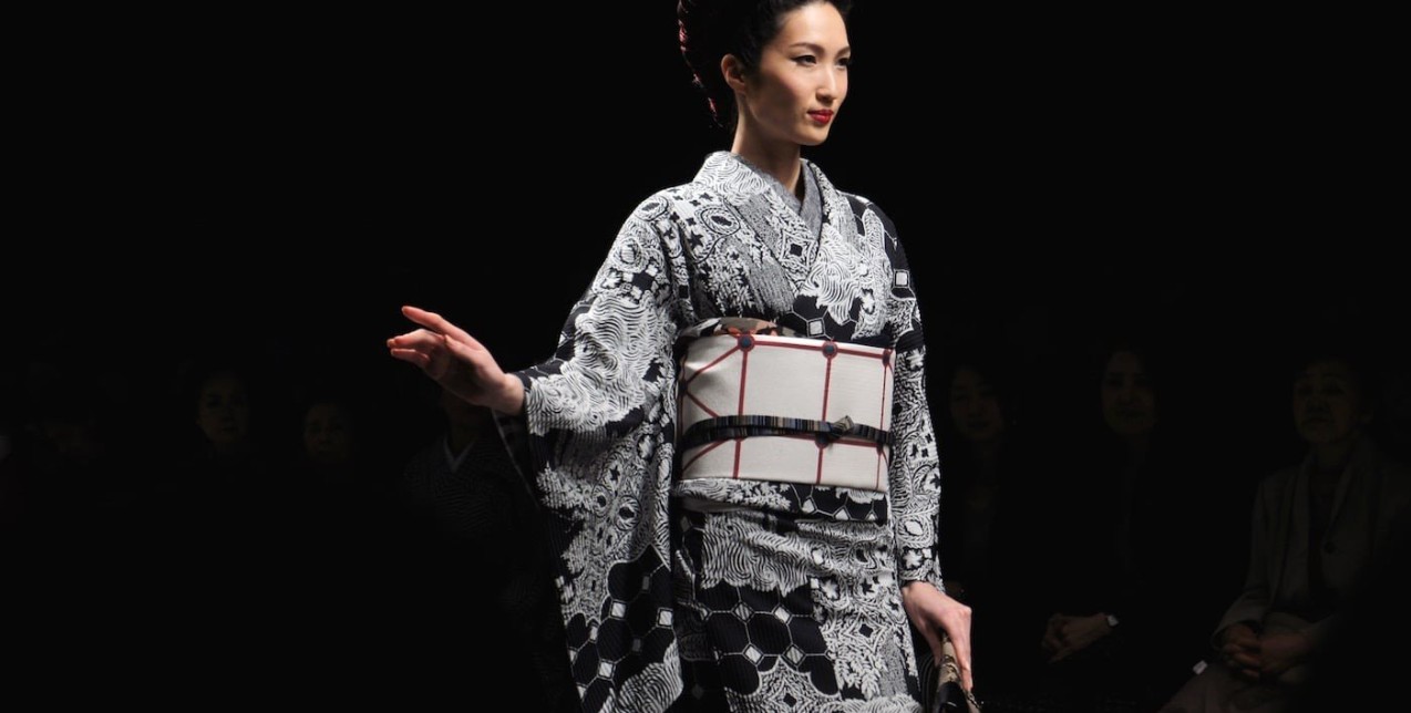 Μια έκθεση στο Λονδίνο που υμνεί την ιστορία του ενδύματος-συμβόλου της ιαπωνικής κουλτούρας  