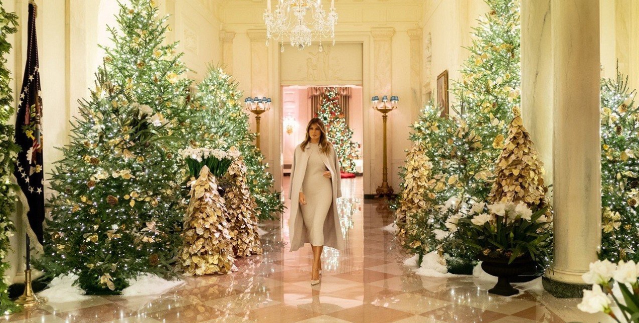 Οι celebrities στόλισαν: Εμπνευστείτε από τα πιο εντυπωσιακά χριστουγεννιάτικα δέντρα 