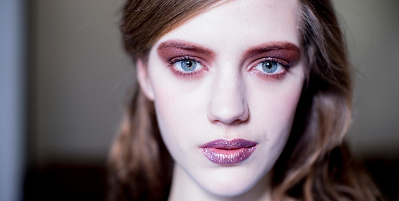 Glitter makeup: Πώς να το υιοθετήσετε και να κάνετε λαμπερές τις εμφανίσεις σας 