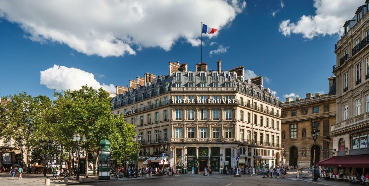 Hotel du Louvre: Aνοίγει ξανά τις πόρτες του στην καρδιά του Παρισιού 