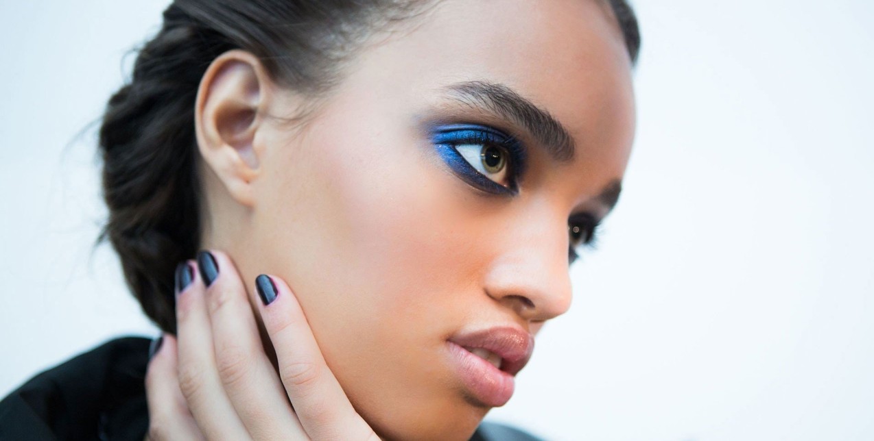 Classic Blue: Πώς να εντάξετε το χρώμα του Pantone στο μακιγιάζ σας 