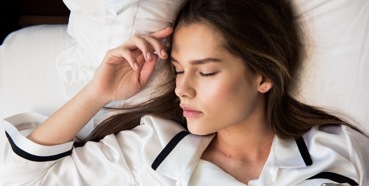 Beauty Sleep: Πώς να προστατέψετε τα μαλλιά σας όσο κοιμάστε