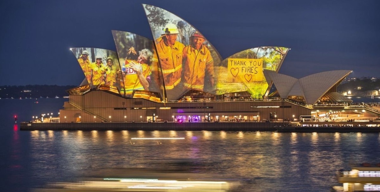 Australia Update: Η Όπερα του Σίδνεϊ τιμά τους πυροσβέστες και όλα τα νεότερα από τη φλεγόμενη ήπειρο