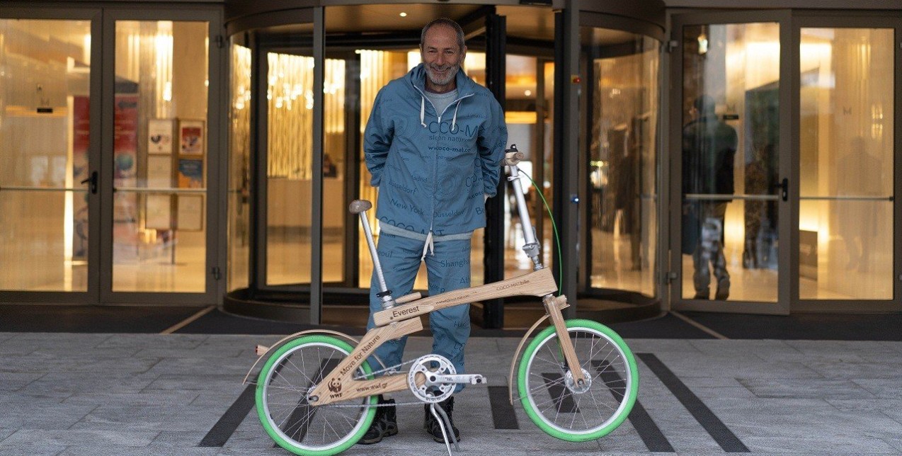 Συναντήσαμε τον ανατρεπτικό επιχειρηματία που θα ανέβει στο Έβερεστ με ένα ξύλινο ποδήλατο 