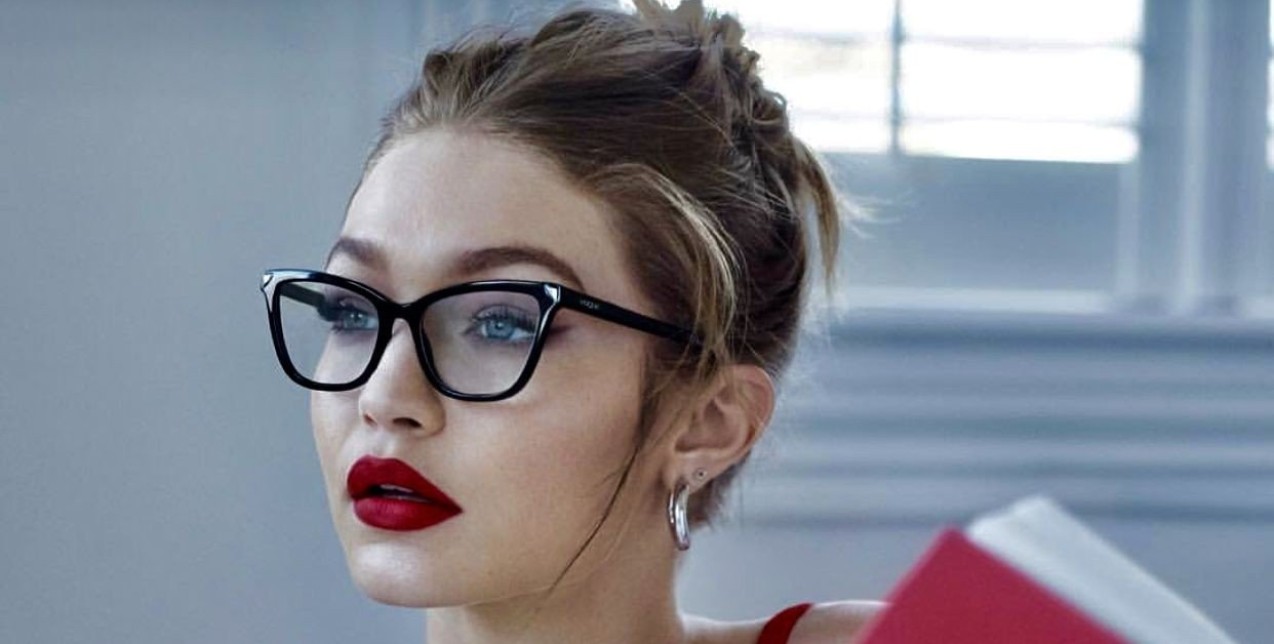 Φοράτε γυαλιά μυωπίας; 5+1 makeup μυστικά που θα αναδείξουν το βλέμμα σας
