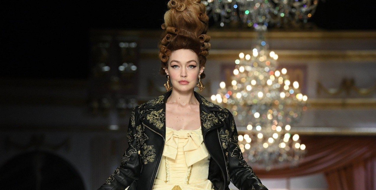 Ο ανατρεπτικός οίκος Moschino παρουσίασε τα μοντέλα ως σύγχρονες Αντουανέτες στην Εβδομάδα Μόδας του Μιλάνου