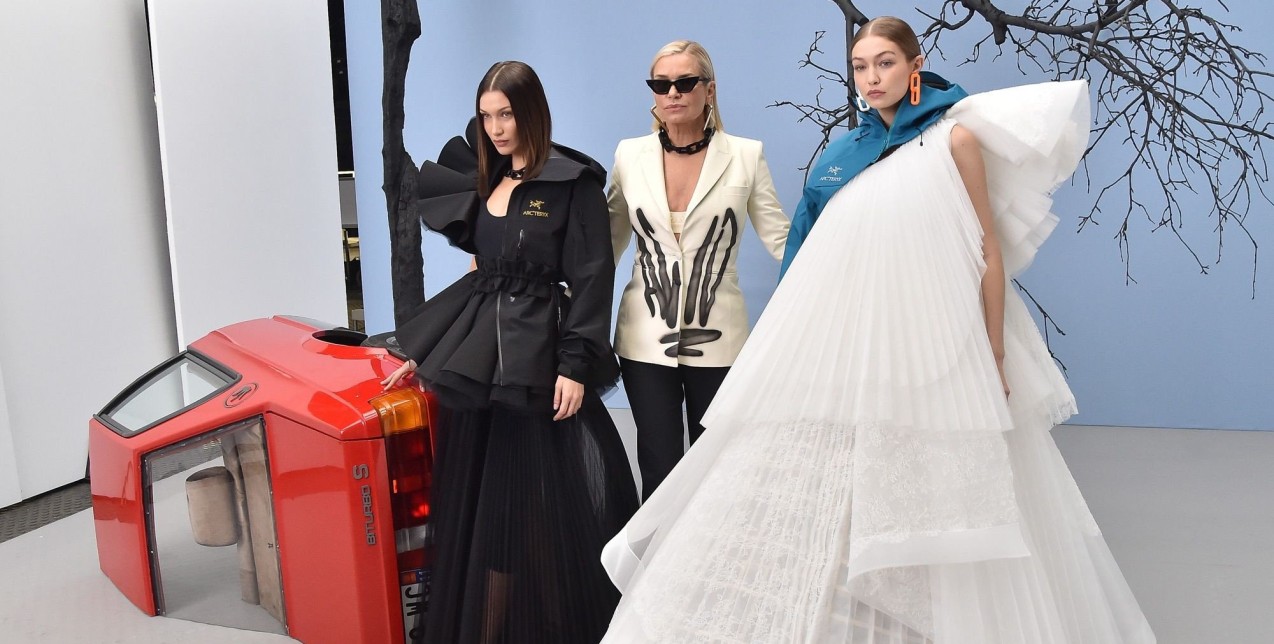 Paris Fashion Week: Oι Gigi & Bella Hadid περπάτησαν στην πασαρέλα του οίκου Off-White μαζί με τη μητέρα τους, Yolanda 
