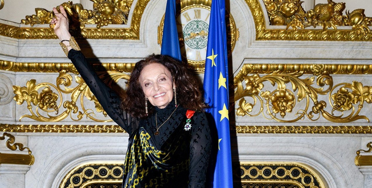 H Diane Von Furstenberg παρέλαβε το βραβείο Légion d'Honneur λίγο πριν επιστρέψει με την εμβληματική boutique της στην Κηφισιά 