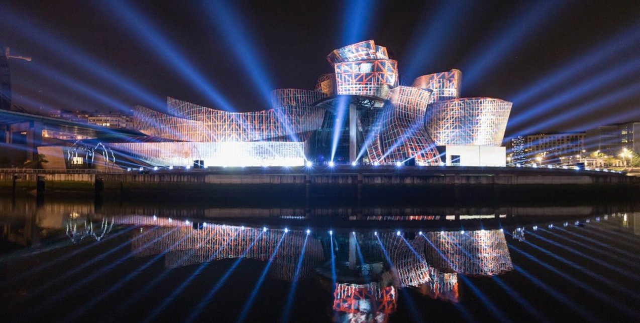 Το μουσείο Guggenheim Bilbao γιορτάζει με ένα εντυπωσιακό lightshow 