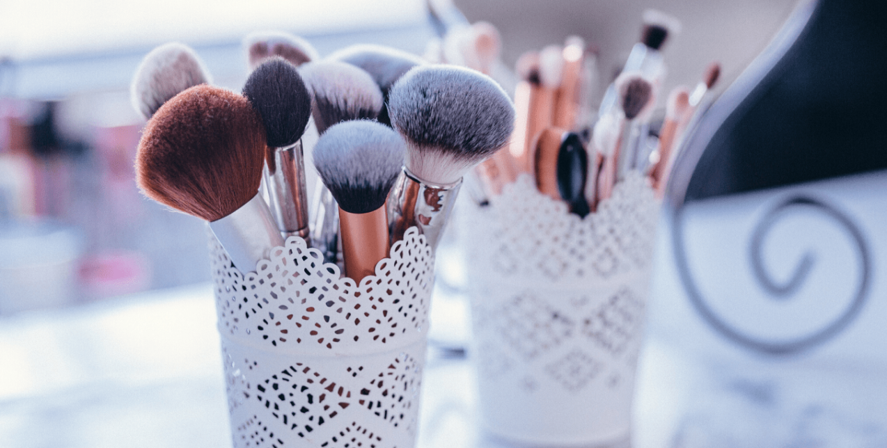 Clean Your Brushes: Έτσι θα καθαρίσετε τα πινέλα του μακιγιάζ σας και θα απομακρύνετε όλα τα μικρόβια 