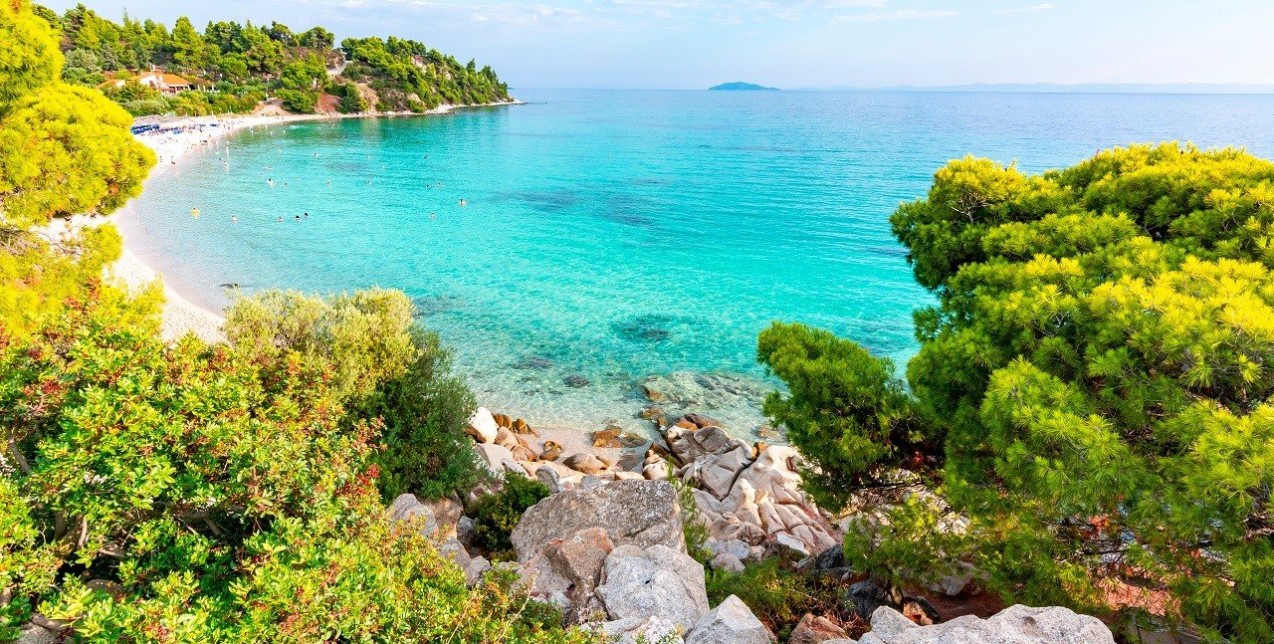 Summer Holidays: 5 παραλίες στη Χαλκιδική με γαλάζια νερά & χωρίς συνωστισμό που ανυπομονούμε να επισκεφτούμε ξανά 