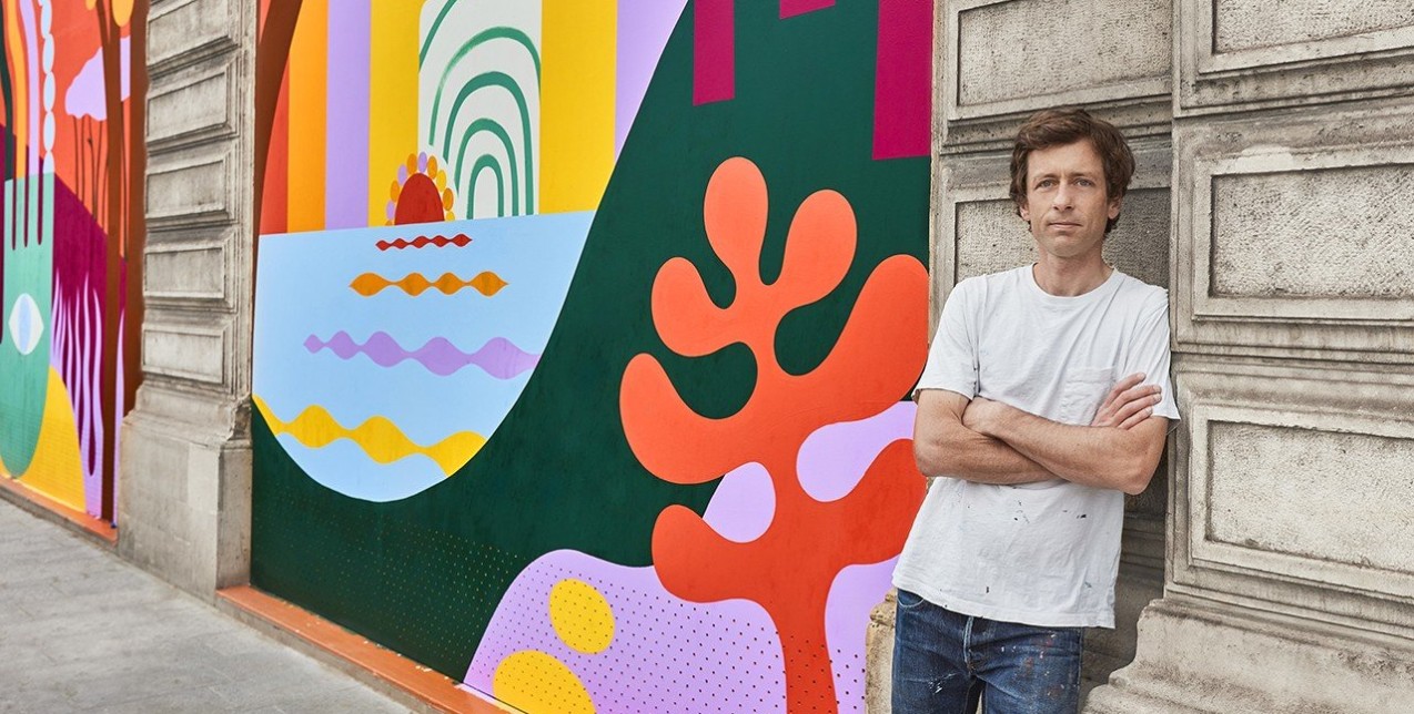 Ο καλλιτέχνης Lucky Left Hand χαρίζει τη «ζωντάνια» της τέχνης του στα Louis Vuitton headquarters του Παρισιού, αντλώντας έμπνευση από τη νέα κανονικότητα που επιβάλλει η πανδημία