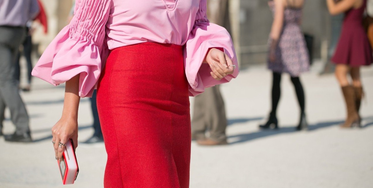Red Passion: Μάθετε πώς θα φορέσετε το χρώμα του καλοκαιριού που θα αναδείξει τη θηλυκότητά σας 