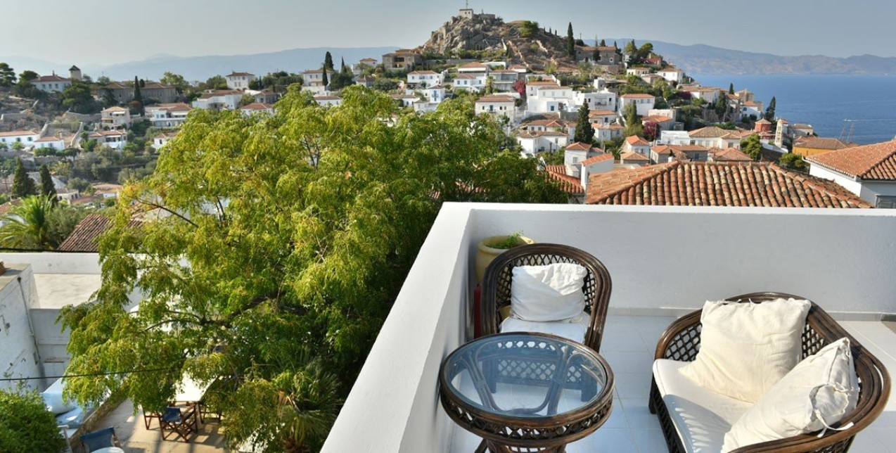 Η Villa Οmorfia στην Ύδρα θα σας ταξιδέψει στο ελληνικό καλοκαίρι 