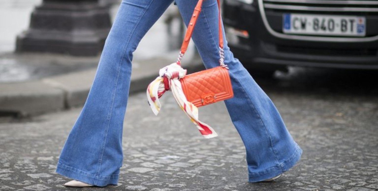 Flared jeans: Μάθετε πώς θα απογειώσετε την πιο hot τάση στον κόσμο των jeans 