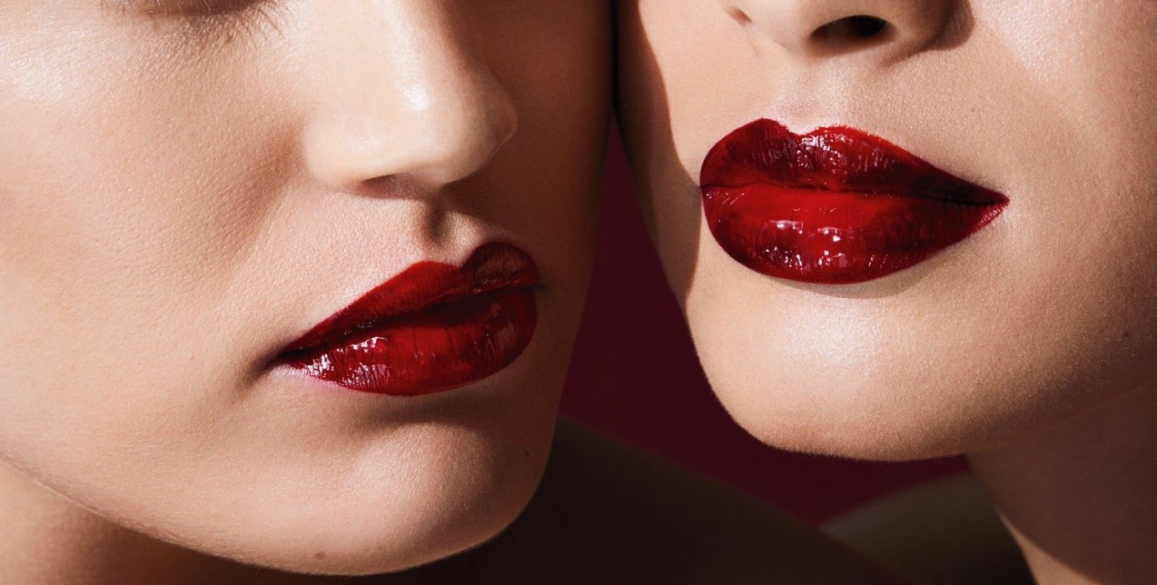 Τα κόκκινα lip glosses που θα κάνουν τα χείλη σας τόσο φλογερά και ζουμερά που δε θα το πιστεύετε