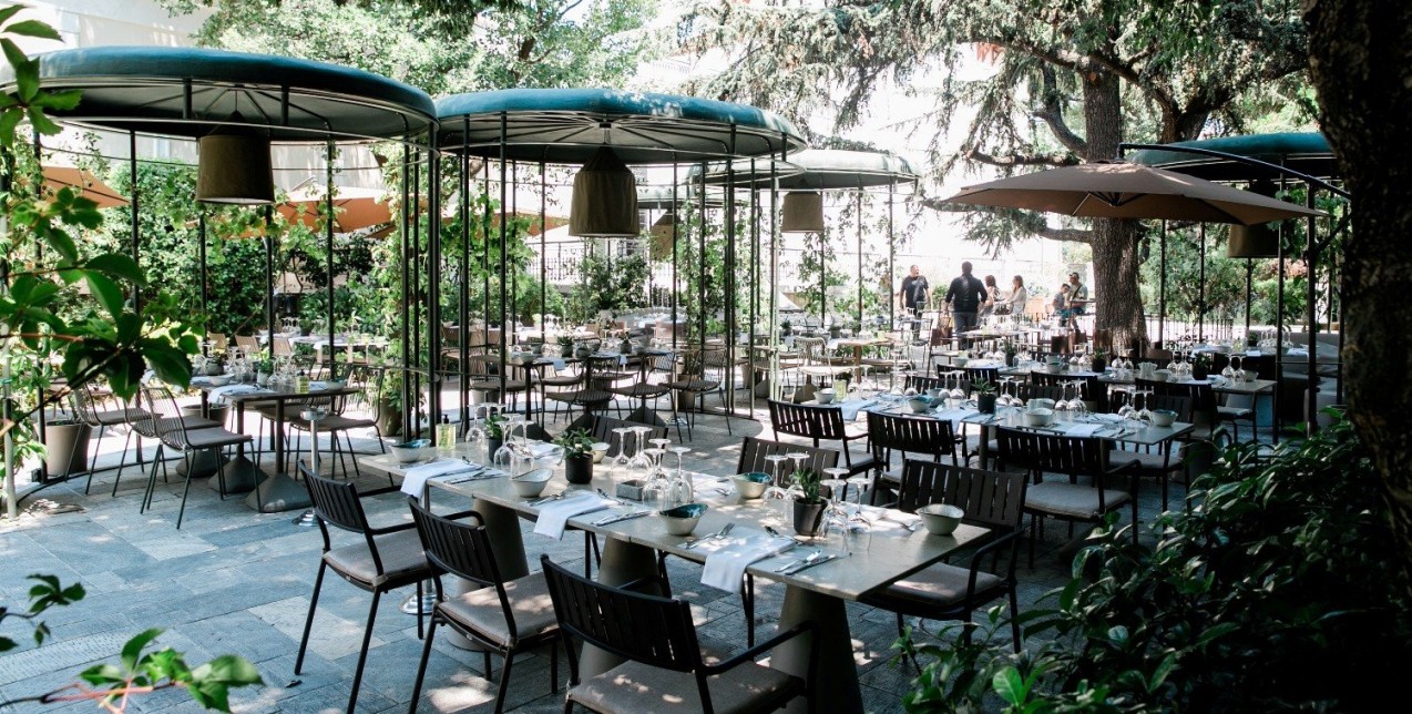 Το ολοκαίνουριο εστιατόριο στον κήπο του Μουσείου Γουλανδρή Φυσικής Ιστορίας είναι η «όαση» του φετινού καλοκαιριού