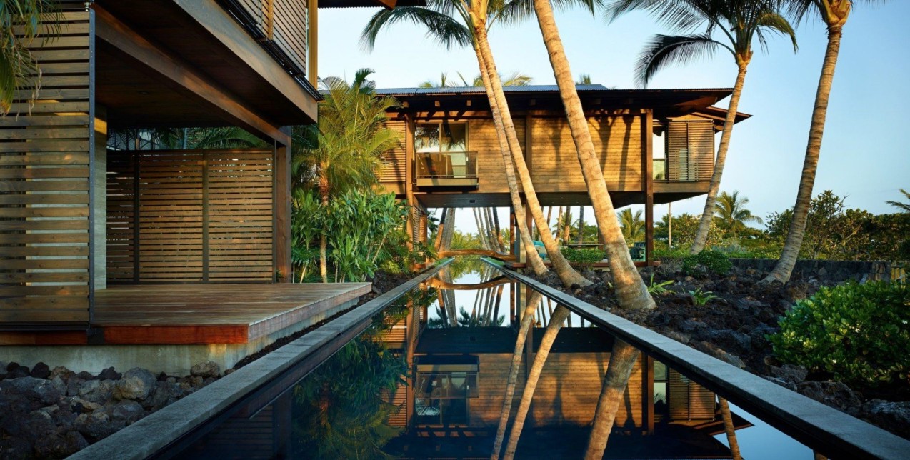 Tropical Vibes: Μια ματιά σε μια ειδυλλιακή κατοικία στη Χαβάη που συνδυάζει την άγρια φύση με τη σύγχρονη αρχιτεκτονική