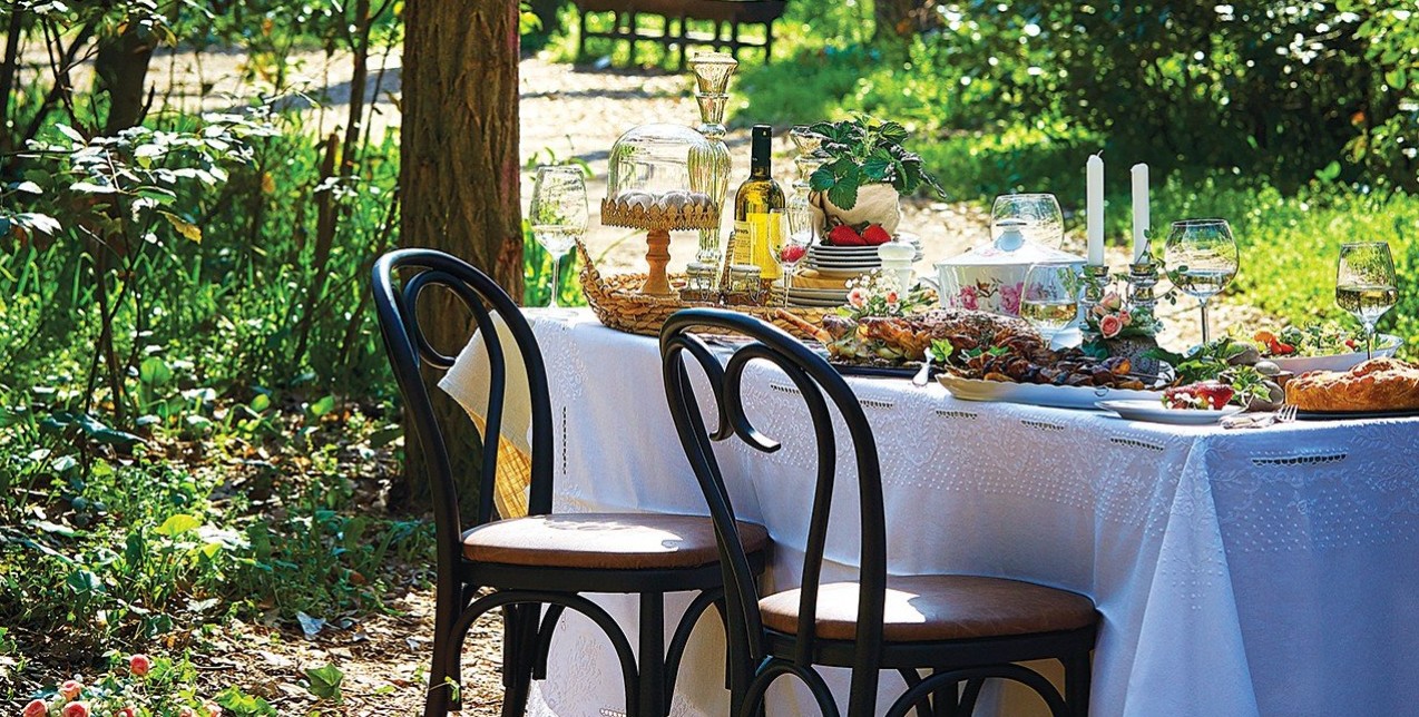 Summer ā la table: Ετοιμάστε το πιο καλοκαιρινό τραπέζι με φίλους επιλέγοντας πρώτες ύλες από τα πιο εκλεκτά καταστήματα της πόλης