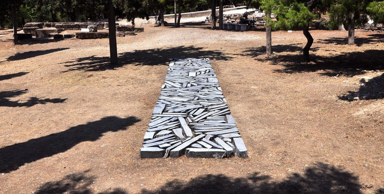 Το Athens Slate Line του Richard Long είναι ένας ξεχωριστός περίπατος στην Ακρόπολη