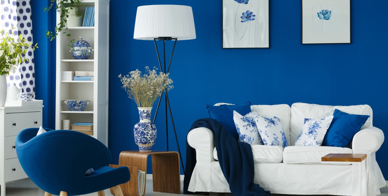 Electric Blue: Το χρώμα της φετινής χρονιάς που θα πρωταγωνιστήσει σε κάθε γωνιά της κατοικίας σας