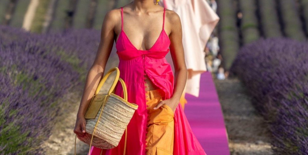 Raffia bag: Γνωρίστε τους πιο stylish τρόπους για να φορέσετε τον «βασιλιά» των summer accessories  