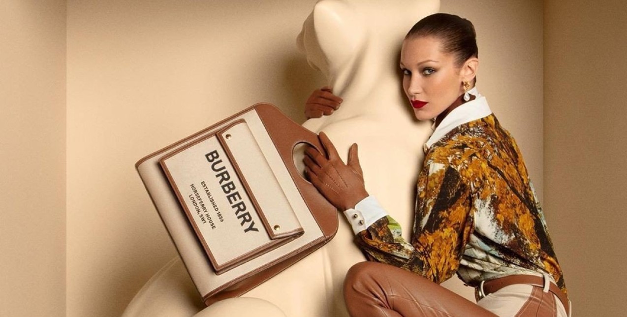 Η Bella Hadid πρωταγωνιστεί στην πρώτη bag campaign του οίκου Burberry & όλες οι τελευταίες εξελίξεις στον χώρο της μόδας