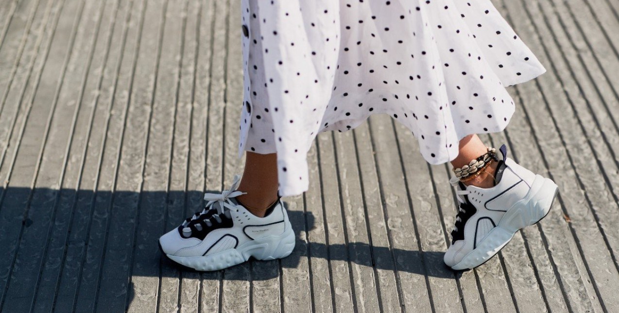 Dress & Sneakers: Οι 6 πιο fashionable συνδυασμοί για εμφανίσεις γεμάτες άνεση και στιλ 