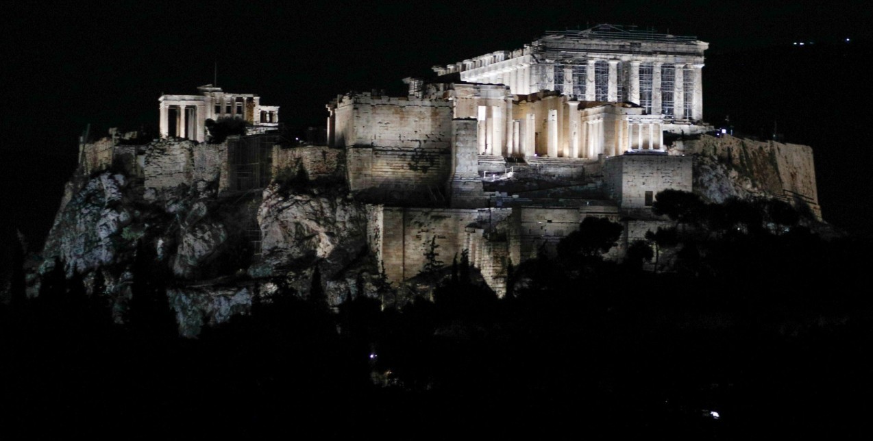 Αθήνα: Η Ακρόπολη πλημμύρισε με το νέο εντυπωσιακό φως σε μια πραγματικά κατανυκτική τελετή 