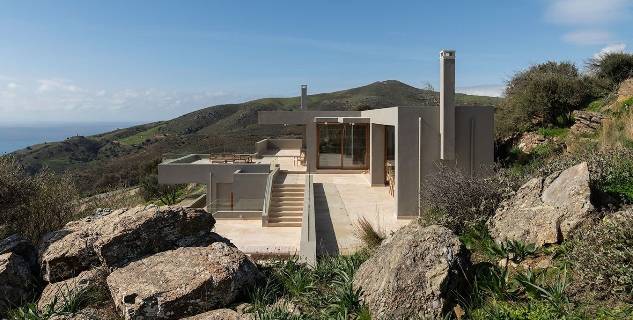 Μια πέτρινη κατοικία στη Νότια Κρήτη με θέα στο πανέμορφο μεσογειακό τοπίο