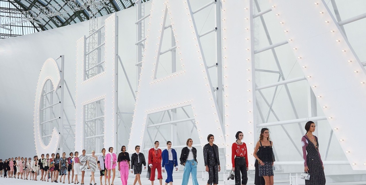 Οι οίκοι Louis Vuitton & Chanel έφεραν καλλιτεχνικό αέρα και Nouvelle Vague αισθητική στην τελευταία ημέρα της Εβδομάδας Μόδας στο Παρίσι 