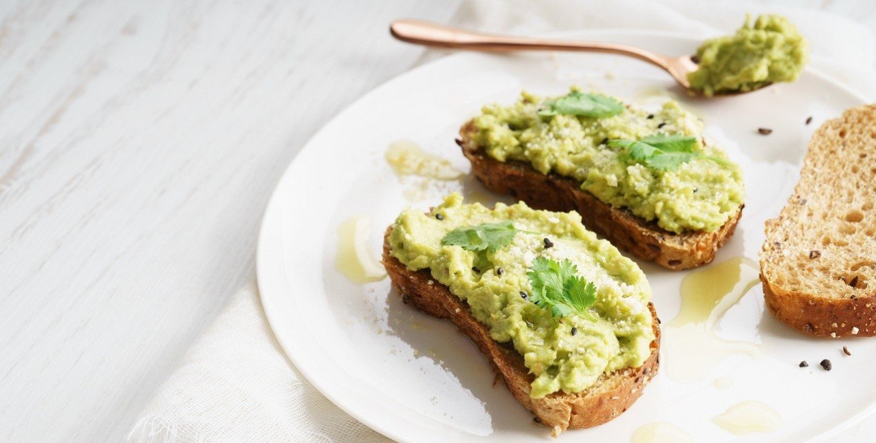 4+1 απίθανες συνταγές για το πιο υπέροχο avocado toast για πρωινό 