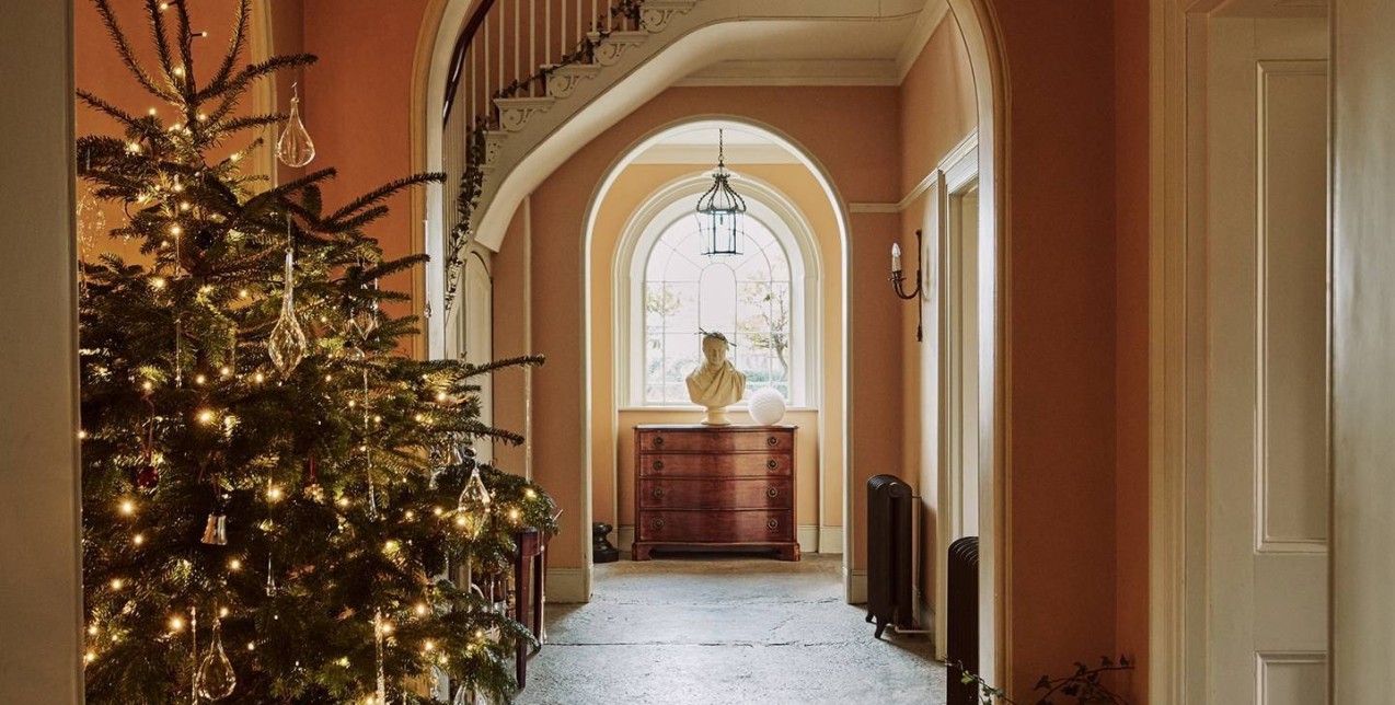 Μια αρχοντική κατοικία αποτελεί πηγή έμπνευσης για απίστευτα chic Χριστουγεννιάτικη διακόσμηση