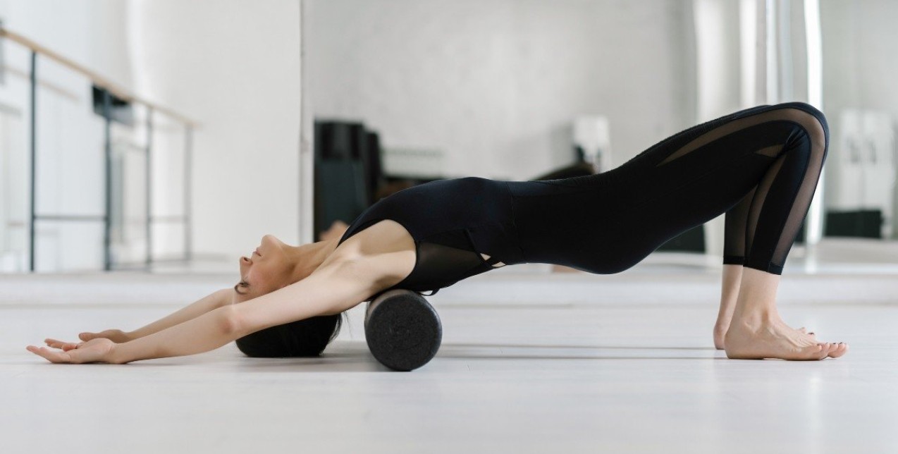 Pilates: Aντιμετωπίστε αποτελεσματικά τους πόνους στην πλάτη & τη μέση τώρα που μένουμε σπίτι