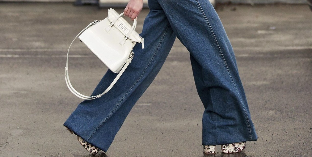 Wide leg jeans: Έτσι θα φορέσετε μία από τις μεγαλύτερες τάσεις της σεζόν