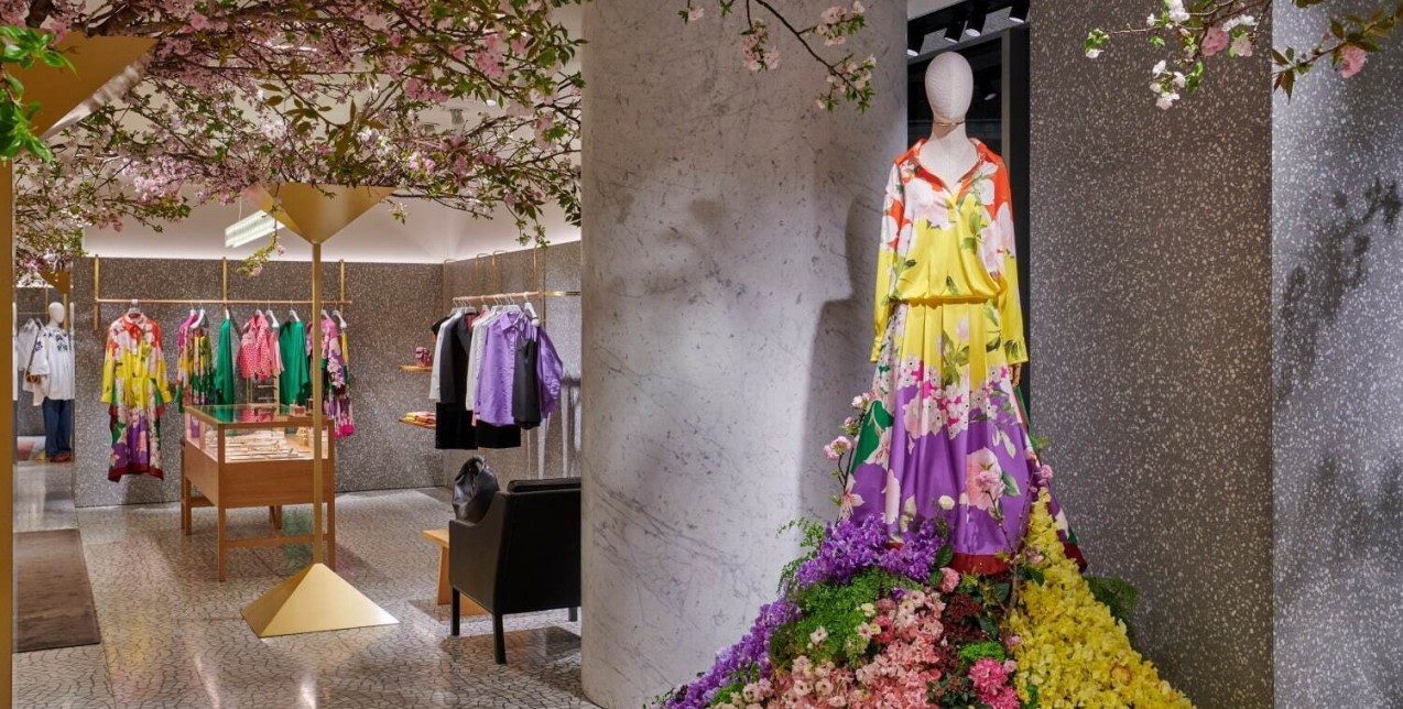 O οίκος Valentino γιορτάζει την SS21 συλλογή του με ένα special installation στο flagship store του στο Τόκιο