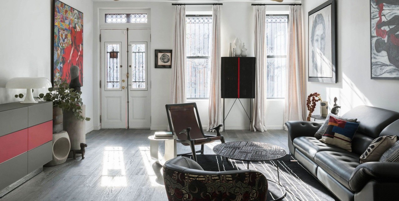 Manhattan Calling: Οι pop πινελιές συγχρονίζονται άψογα με το διαχρονικό design σε μια εντυπωσιακή κατοικία