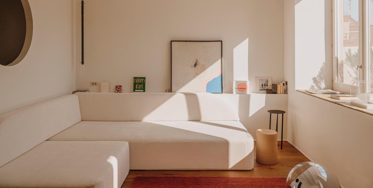 Ένα tiny διαμέρισμα στη Βαρκελώνη που ξεχωρίζει για τις peach αποχρώσεις του & το έντονο φυσικό φως