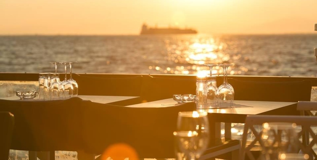 24h by the sea: Tα café-bar-restaurants της Θεσσαλονίκης δίπλα στο κύμα που υπόσχονται μοναδικές στιγμές