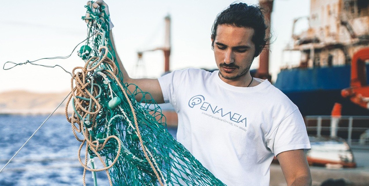 Earth's champion: O Λευτέρης Αραπάκης συλλέγει πλαστικά από τη θάλασσα με σκοπό την ανάκαμψη του οικοσυστήματος 