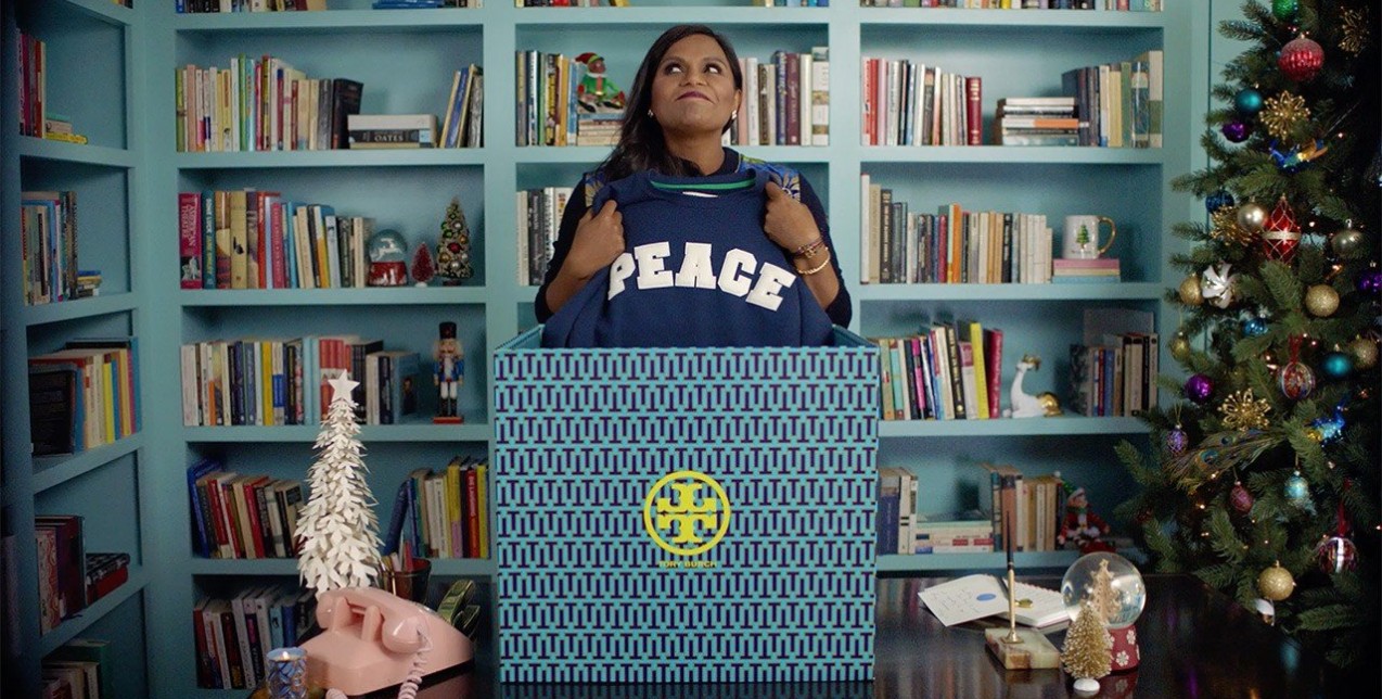 H Mindy Kaling και η Tory Burch υπενθυμίζουν το αληθινό μήνυμα των Χριστουγέννων 